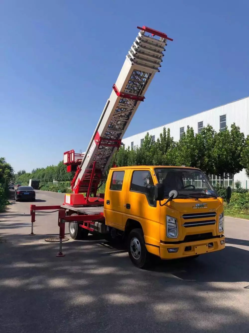 小金附近的云梯车出租服务：轻松解决高空作业需求