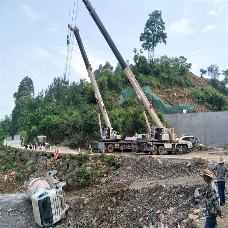 小金汽车掉沟里叫吊车救援要多少钱
